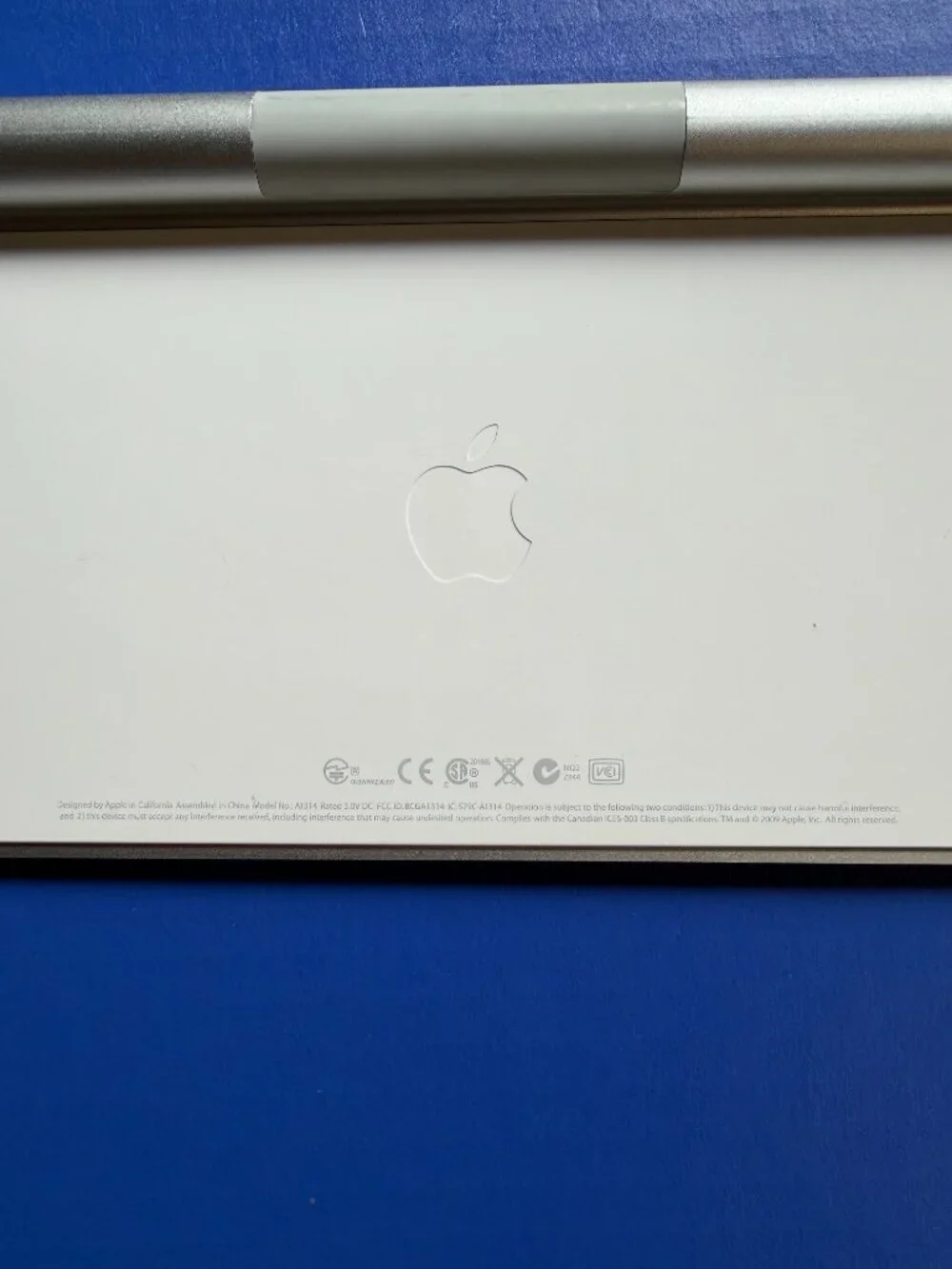 Apple A1314 Wireless Keyboard MC184LL/A White Keys Aluminum Metal Base 2 AA
